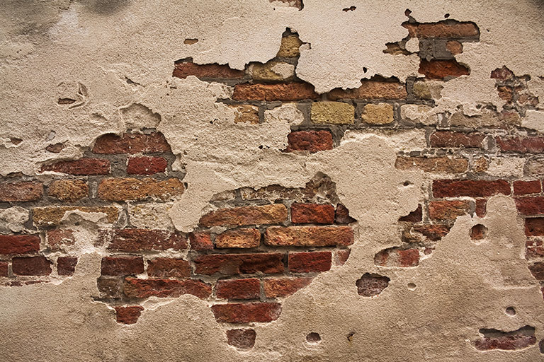 nasser keller mit putzabplatzungen