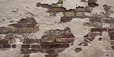 nasse kellerwand mit putzabplatzungen